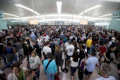 Colas hoy en el aeropuerto de Barcelona.