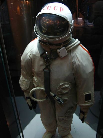 Traje clásico de cosmonauta de la URSS de los años del principio de la carrera espacial.