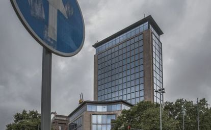 La torre Deutsche Bank, en la Diagonal con el paseo de Gr&agrave;cia, que ganar&aacute; altura gracias a las permutas de edificabilidad.