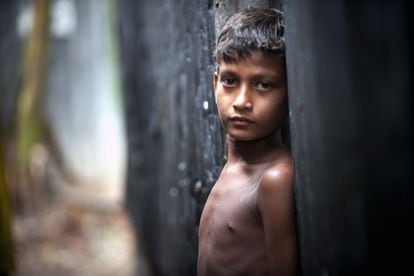 Un niño en Karial barriada de Dhaka (Bangladesh).