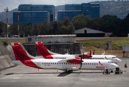 Dos aviones de Avianca aparcados en el Aeropuerto La Aurora, en Ciudad de Guatemala, en marzo.