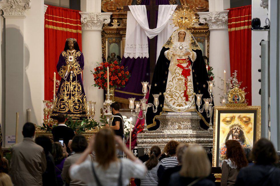Devotos visitan al cristo de Medinaceli en la Basílca de Jesús de Medinaceli, en Madrid