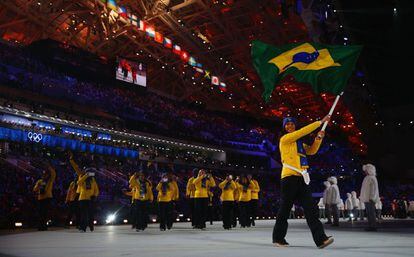 Jaqueline Mourao, abanderada de Brasil, durante el desfile inaugural.