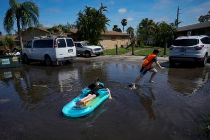 Unos niños juegan en una calle inundada. El huracán, tras debilitarse a tormenta tropical durante el jueves, volvió a reforzarse a última hora hasta huracán de categoría 1 y se dirige a la costa de Carolina del Sur. Se espera que toque tierra de nuevo en las inmediaciones de la ciudad de Charleston.