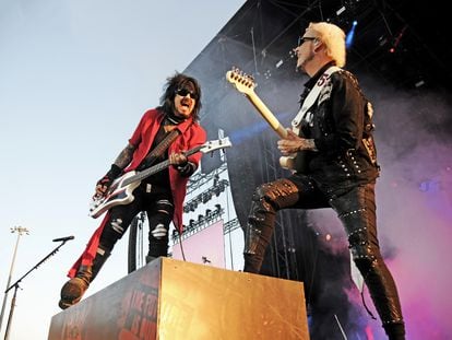 Nikki Sixx y John 5, bajista y guitarrista de Mötley Crüe, anoche en el auditorio Miguel Ríos de Rivas-Vaciamadrid (Madrid).
