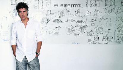 El arquitecto Alejandro, en su estudio ELEMENTAL, Pritzker 2016.