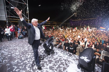 Andrés Manuel López Obrador saluda a sus seguidores en el Zócalo, tras ganar las elecciones.