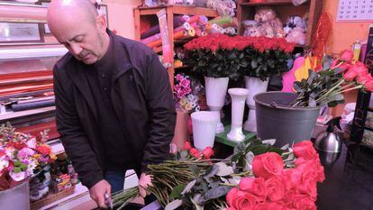 José Miguel Moya, propietario de la floristería Sarani, en Madrid, prepara un ramo de rosas para San Valentín.