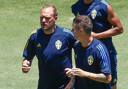 El defensa sueco Andreas Granqvist (a la izquierda), en el entrenamiento del domingo en el estadio de La Cartuja de Sevilla.