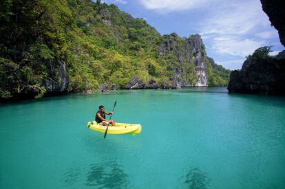 Kayak en la Gran Laguna de la isla de Miniloc, cerca de El Nido, en Filipinas.