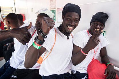 Migrantes de origen sudanés celebran la noticia de que podrían ser acogidos en España.