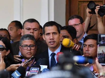 Juan Guaido habla con los periodistas este martes.