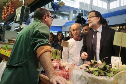 Mariano Rajoy en un mercado de Mallorca.