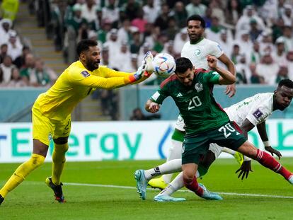 Mohammed Al-Owais, portero de Arabia Saudí, para un remate de cabeza de Henry Martin, de la selección de México, en el estadio 974 este miércoles.