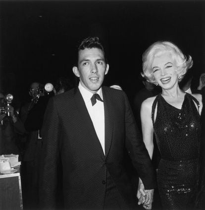 Marilyn Monroe con el escritor José Bolaños en los premios Globos de Oro, en California.