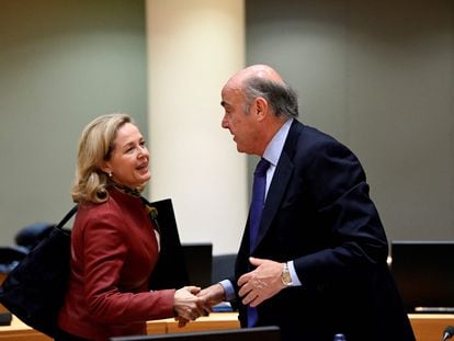 La vicepresidenta primera española, Nadia Calviño, saluda el vicepresidente del BCE, el también español Luis de Guindos.