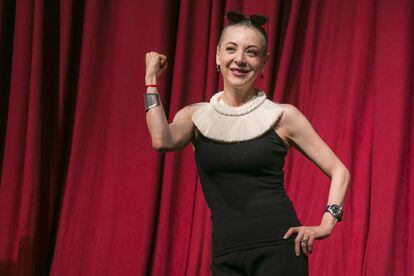 La actriz mexicana Edith Gonzalez posa para los medios gráficos durante la presentación de la obra 'Un día particular' en el teatro San Jerónimo de Ciudad de México, en 2017.
