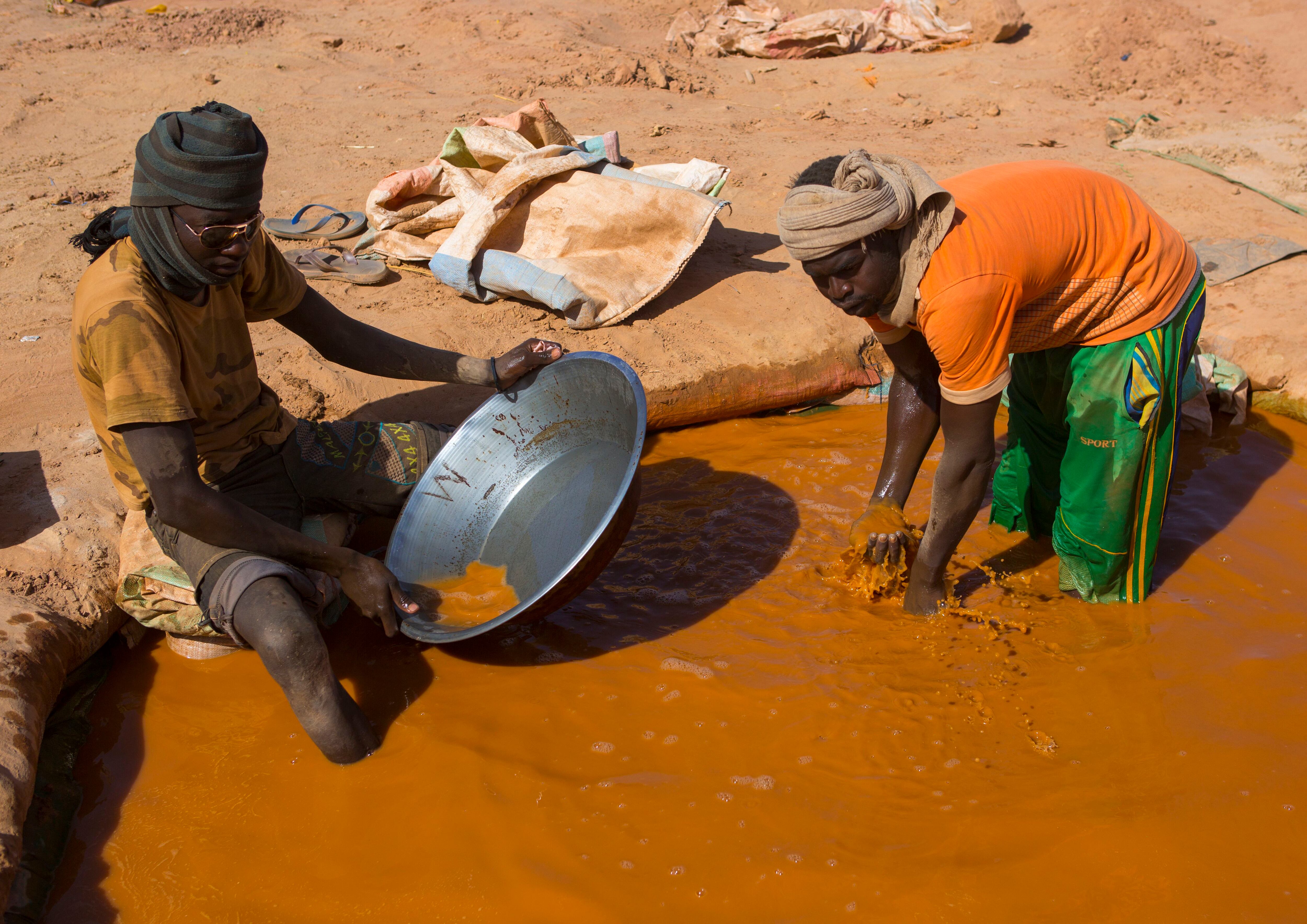 Dos hombres buscan oro en Alkhanag, Estado de Jartum, Sudán.