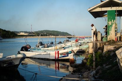 Pescadores preparan y reparan sus lanchas en la temporada de veda para el inicio de la pesca de pulpo.