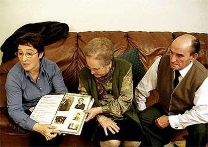 María José Huelga, junto a su madre, Marina, y a su tío Armando.