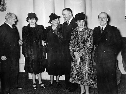 Una recepción en Berlín el 12 de marzo de 1940 con Carlos Morla, el primero por la derecha y Bebé, su esposa, que no es la que está junto a él, es la primera mujer a la izquierda. Fotografía incluída en el libro 'Diarios de Berlín. 1939-1940', EDITORIAL RENACIMIENTO. Fotografía: ARCHIVO PERSONAL FAMILIA MORLA LYNCH