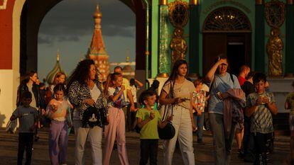 Unos ciudadanos paseaban por la plaza Roja de Moscú, el 10 de agosto.