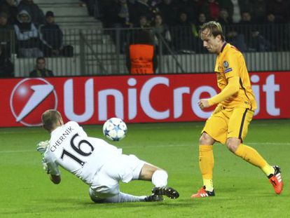 Rakitic eleva el balón ante Chernik para anotar su segundo gol anoche ante el BATE Borisov.
