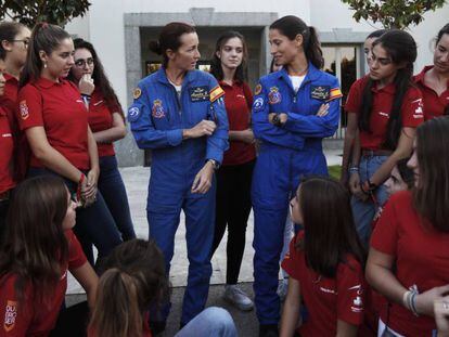 Las capitanas de la Patrulla Águila Rosa García-Malea (I) y Rocío González Torres, junto con la alumnas del programa. En vídeo, el programa "Quiero ser" de Iberia.