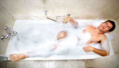 Pedro Casablanc, en una bañera del hotel Conde Duque de Madrid.