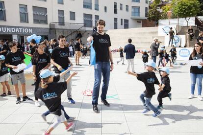 Pau Gasol juega con los niños.