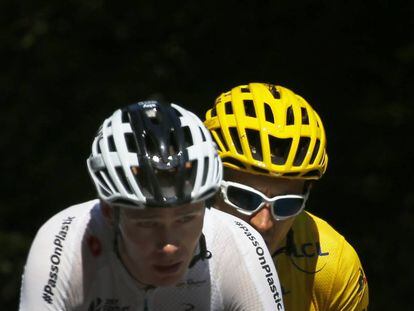 Geraint Thomas, con el maillot amarillo, detrás de Chris Froome. 