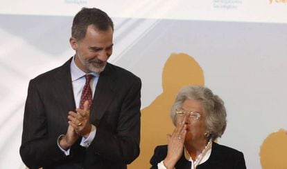 El rey Felipe tras entregar el Premio Nacional de Sociología y Ciencia Política 2018 a María Ángeles Durán, este martes en Madrid.  