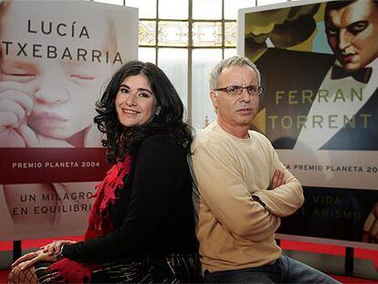 Ganadora y finalista del Premio Planeta 2004, Lucía Etxebarria y Ferran Torrent, ayer en Madrid.