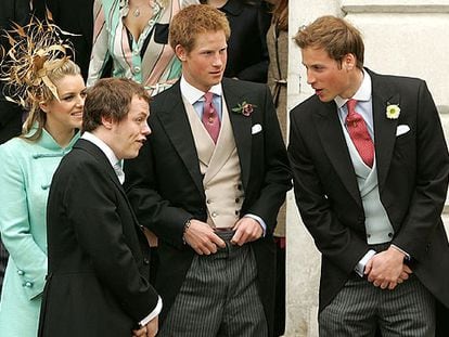 Los príncipes Guillermo (derecha) y Enrique, hijos de Diana, conversan con Tom y Laura, hijos de Camila.