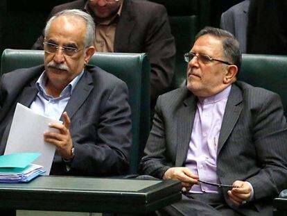 El gobernador del Banco Central iraní, Valiollah Seif, a la derecha, en un acto el pasado agosto 