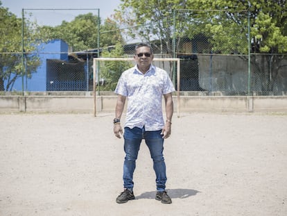 Luis Manuel 'Mane' Díaz, retratado en una cancha pública en Barrancas, el 11 de abril de 2022.