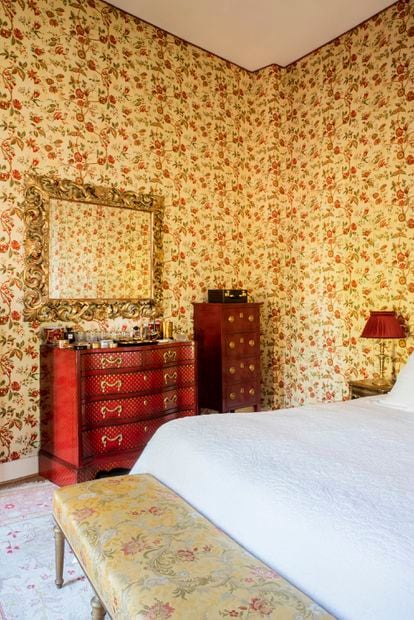 Un rincón de la habitación principal, también decorada con muebles de Moissonnier. Las paredes están enteladas por Charles Burger, la
maison parisiense con más de 150 años de historia y especializada en papeles, telas y tapizados con motivos que cubren del periodo Luis XIII al Luis XVIII.