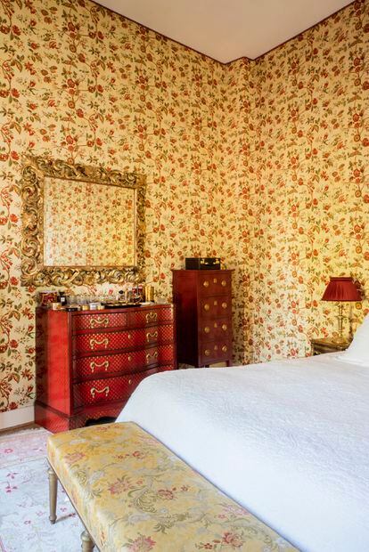 Un rincón de la habitación principal, también decorada con muebles de Moissonnier. Las paredes están enteladas por Charles Burger, lamaison parisiense con más de 150 años de historia y especializada en papeles, telas y tapizados con motivos que cubren del periodo Luis XIII al Luis XVIII.