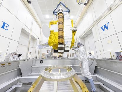 Un grupo de técnicos prepara el pasado día 22 de octubre, la nave espacial 'Dart', que se trasladará a la Base de la Fuerza Espacial Vandenberg cerca de Lompoc, California, para su lanzamiento a finales de noviembre.