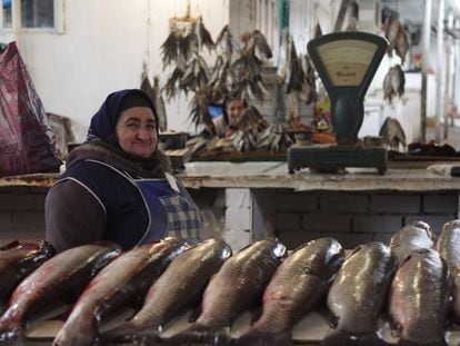 Una mujer vende pescado en el mercado de Derbent (Daguest&aacute;n).
