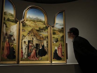Un visitante observa &#039;La adoraci&oacute;n de los Magos&#039; en el Prado. 