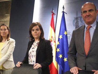 Soraya Sáenz de Santamaría, Ana Pastor, y Luis de Guindos tras el Consejo de Ministros.