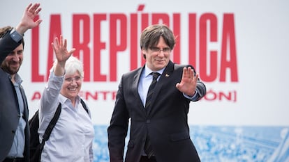 La eurodiputada Clara Ponsatí, junto al expresidente de la Generalitat Carles Puigdemont.