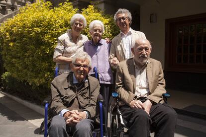 Nietos de Odón de Buen junto a su biógrafo Antonio Calvo Roy.