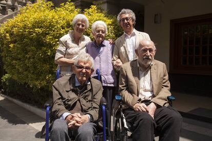 Nietos de Od&oacute;n de Buen junto a su bi&oacute;grafo Antonio Calvo Roy.