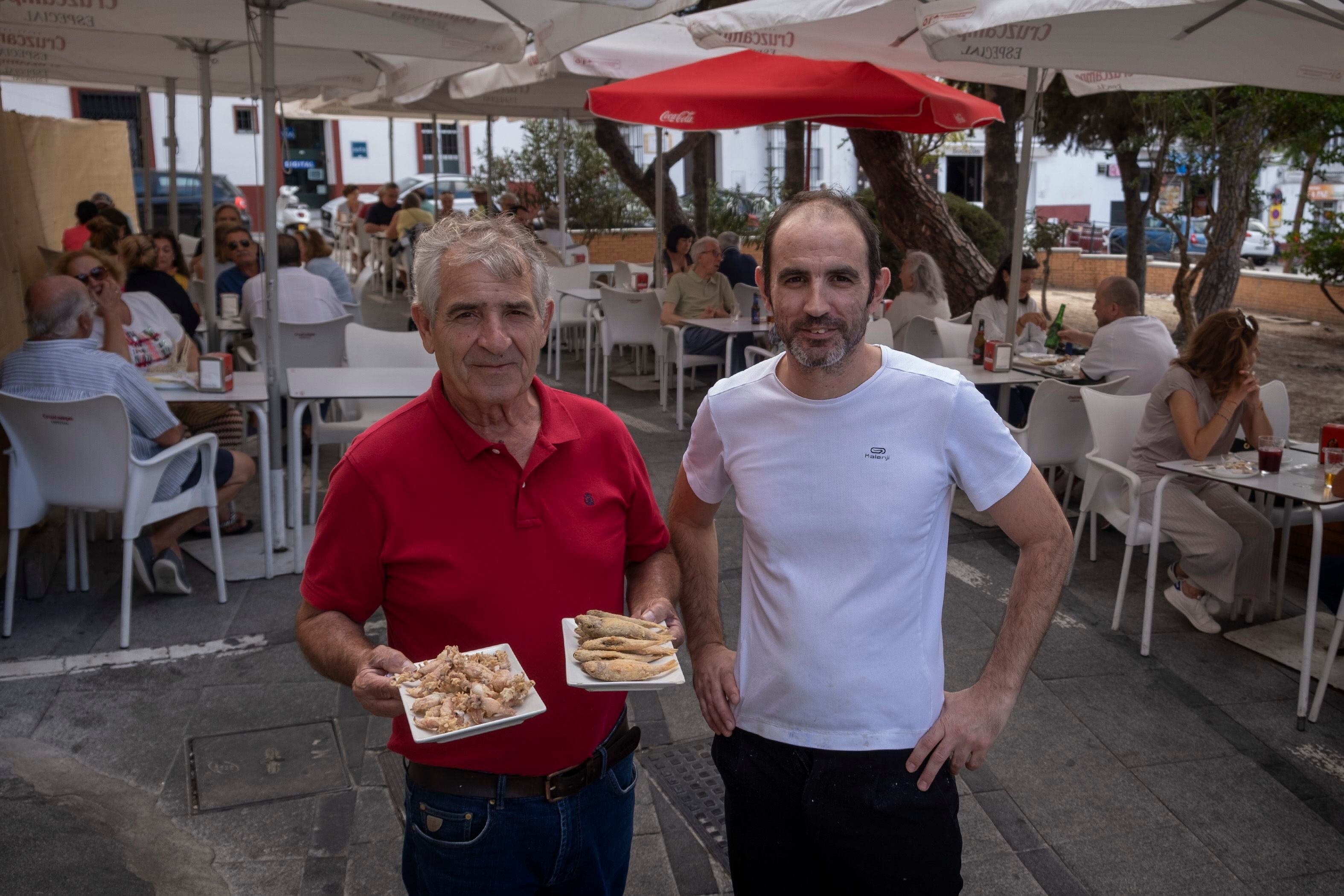 En la imagen, Tomás Camacho y Miguel Ángel Camacho, padre e hijo, el pasado mes de septiembre, en la terraza del bar del Partido Comunista, en Sanlúcar.