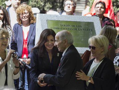 Las alcaldesas de Madrid, Manuela Carmena en la inauguraci&oacute;n del &quot;Jard&iacute;n de los combatientes de la Nueve&quot;.