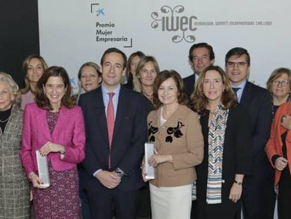 Foto de familia tras la entrega de los premios Mujer Empresaria. En el centro, Gonzalo Gort&aacute;zar, consejero delegado de Caixabank y In&eacute;s Juste (de chaqueta rosa), presidenta del grupo Juste. 