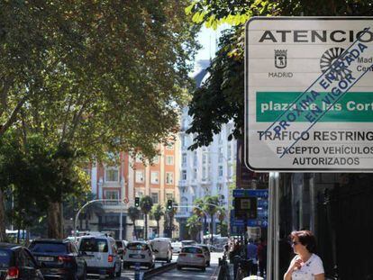 Un cartel anuncia el área de tráfico restringido Madrid Central.