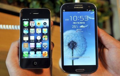 El iPhone 4s (izquierda) de Apple y el Samsung's Galaxy S3.